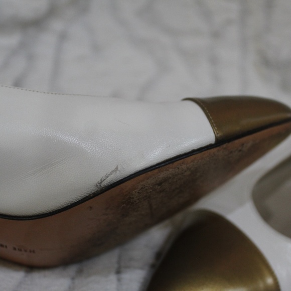 VINTAGE WHITE GOLD TIPPED SALVATORE FERRAGAMO SHOE - Picture 4 of 6
